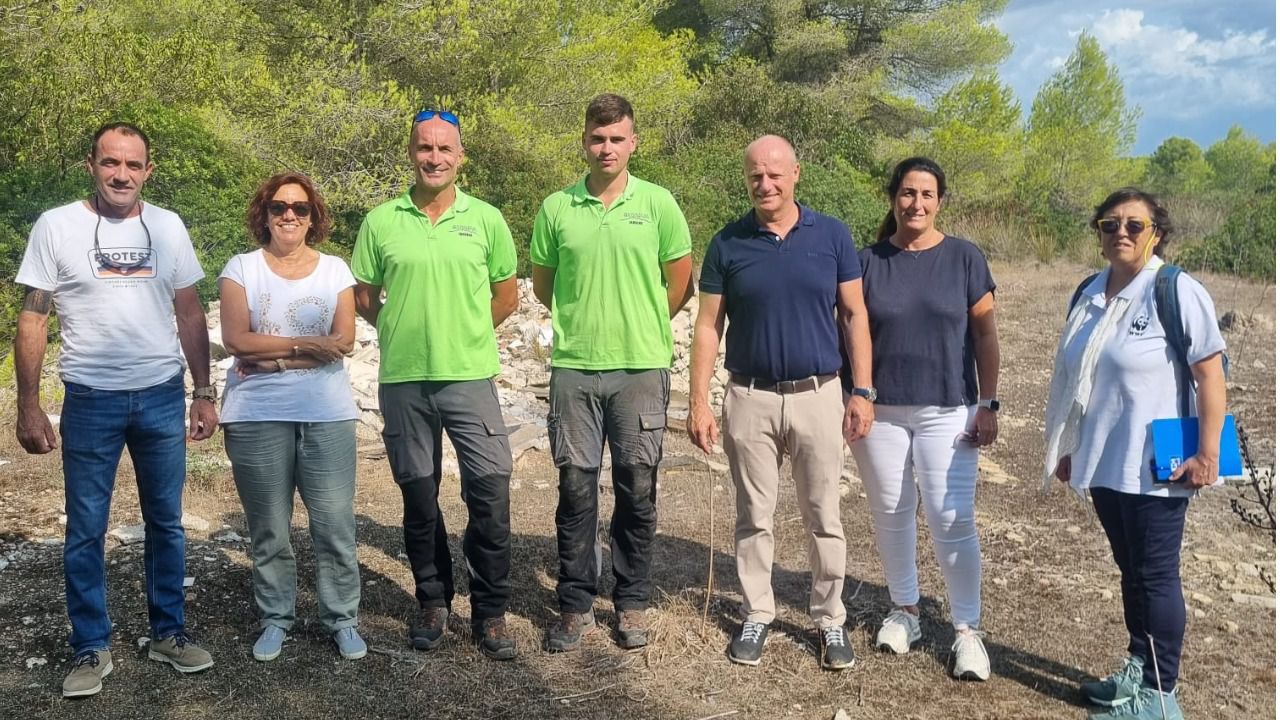 De izquierda a derecha: Francisco Rodríguez, regidor de medi ambient, Aina Palmer, tecnica de medi ambient, Manuel Oliva y Jacobo Oliva de Sa Talaia, empresa que está retirando los resíduos, Jose Maria Bauza y Natalia Sansó de Mac Insular y Carlota Viada de WWF