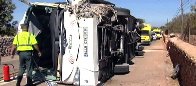 www.mallorcadiario.com  fotos 1 uploads 2011 08 autobusvolcado