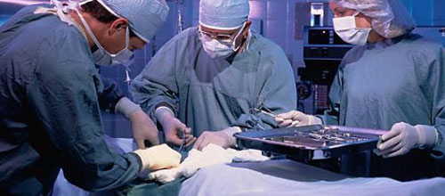 www.mallorcadiario.com wp content uploads sites 2 2011 09 medicos operando WEB2