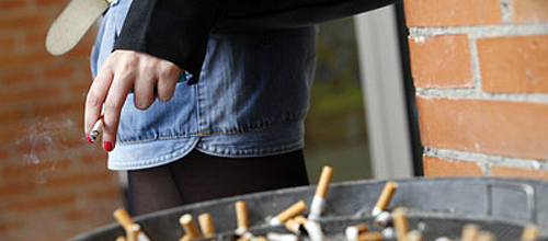www.mallorcadiario.com  fotos 1 uploads 2011 12 A FUMAR A LA CALLE