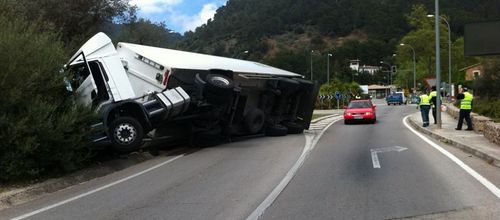 www.mallorcadiario.com  fotos 1 uploads 2012 04 accident camion soller col1 ok