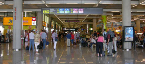 www.mallorcadiario.com  fotos 1 uploads 2012 07 gent aeroport col1 ok
