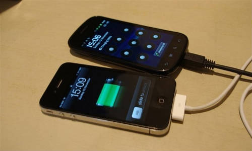 www.mallorcadiario.com  fotos 1 uploads 2012 08 iphone galaxy col2 ok