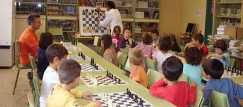 www.mallorcadiario.com wp content uploads sites 2 2012 12 maestro dando clase col1ok