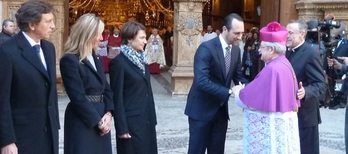 www.mallorcadiario.com  fotos 1 uploads 2013 01 autoritats saludant bisbe col1 ok