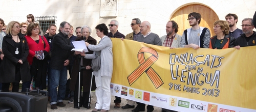 www.mallorcadiario.com  fotos 1 uploads 2013 03 enllacats llengua col1 ok