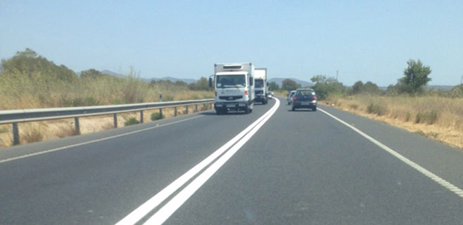 La primera medida de urgencia ha sido la doble línea continua y la rebaja del límite de velocidad