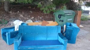 Muebles depositados en la calle para ser recogidos por EMAYA