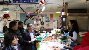 Juan Pedro Yllanes ha visitado el Mercat Nou de Eivissa