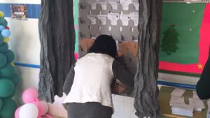 Una mujer elige sus papeletas