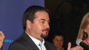 Santi Mar&iacute; senador