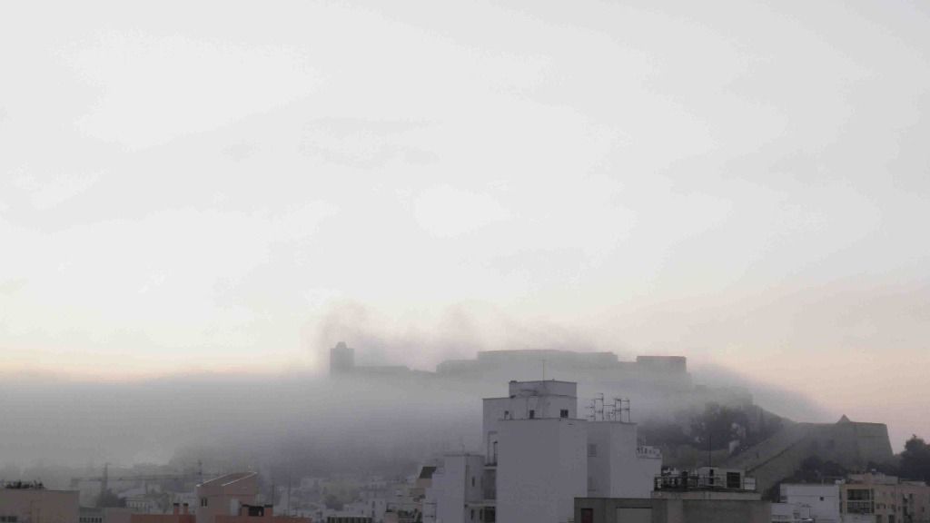 La niebla cubre Dalt Vila