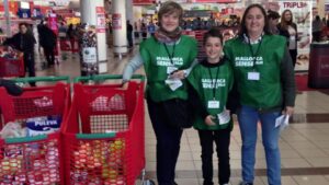 Voluntarios en la campa&ntilde;a de recogida de alimentos de Mallorca Sense Fam de este diciembre