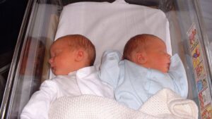 Beb&eacute;s gemelos