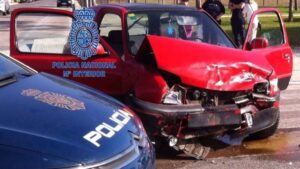 El coche conducido por el ladr&oacute;n impact&oacute; con otro veh&iacute;culo durante la persecuci&oacute;n