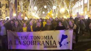 Los asistentes se han manifestado bajo el lema "De la autonom&iacute;a a la soberan&iacute;a"