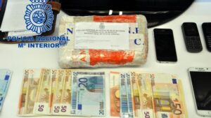 El kilo de coca&iacute;na y el dinero incautado.