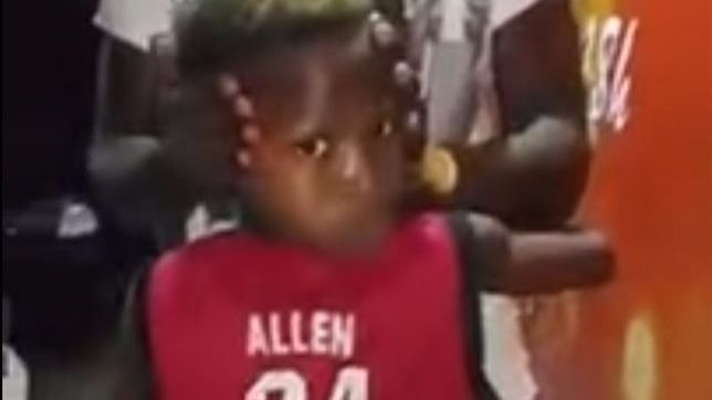 Niño gira el cuello 180 grados