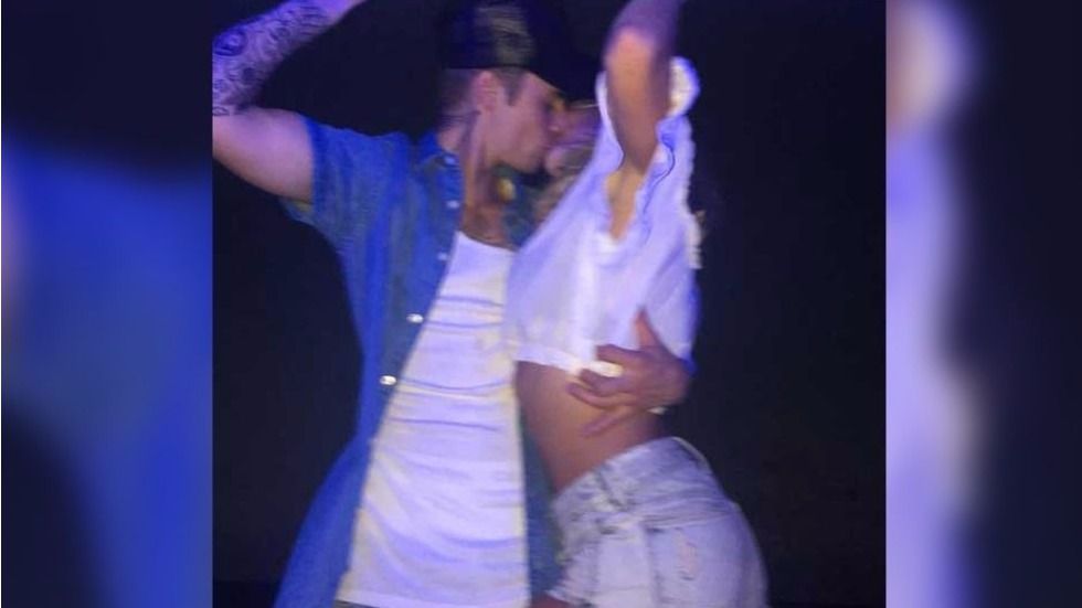 Justin Biever besa a su novia