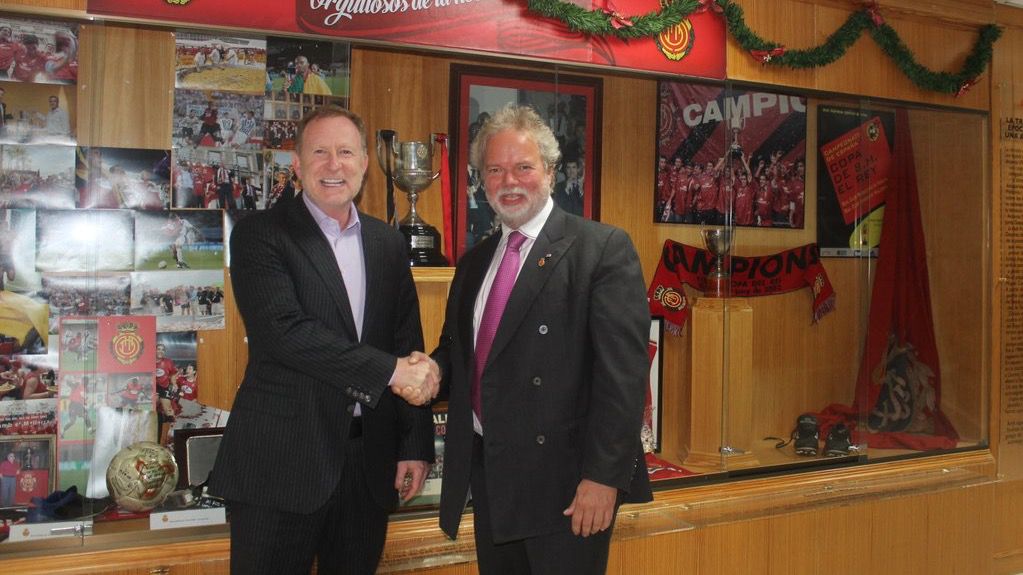 Sarver y Claassen, sonrientes tras la Junta de Accionistas
