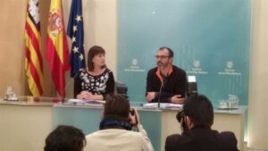 Francina Armengol y Biel Barcel&oacute; durante su comparecencia
