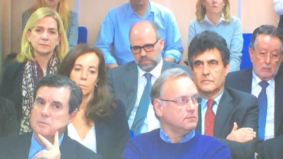 La Infanta Cristina presenta un semblante serio en el banquillo de los acusados