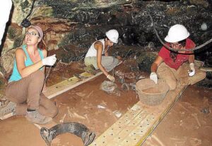 Cova Biniadris yacimiento excavaci&oacute;n