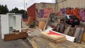 La basura se amontona en los Pol&iacute;gonos