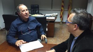Juli Fuster durante la entrevista en su despacho