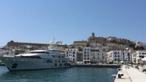 Imagen del puerto de Eivissa y al fondo Dalt Vila.