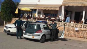 Una patrulla de la Guardia Civil con un agente del GREIM en Santa Agn&egrave;s de Corona