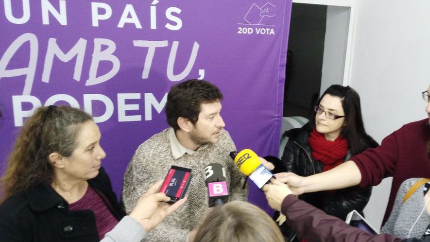 Alberto Jarabo junto a Viviana de Sans atiende a los medios de comunicación.