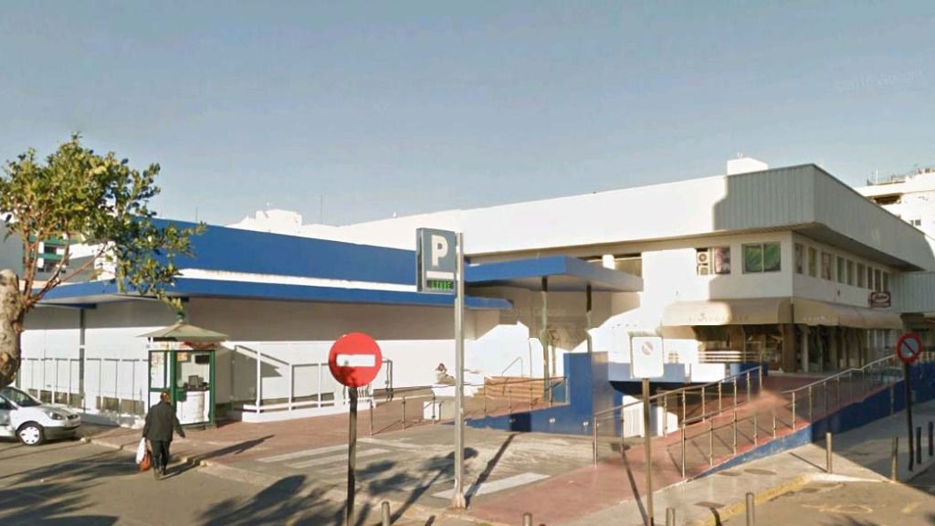Entrada al aparcamiento subterráneo del Mercat Nou.