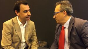 Fenando Mart&iacute;nez Ma&iacute;llo atendiendo a ibizadiario.info