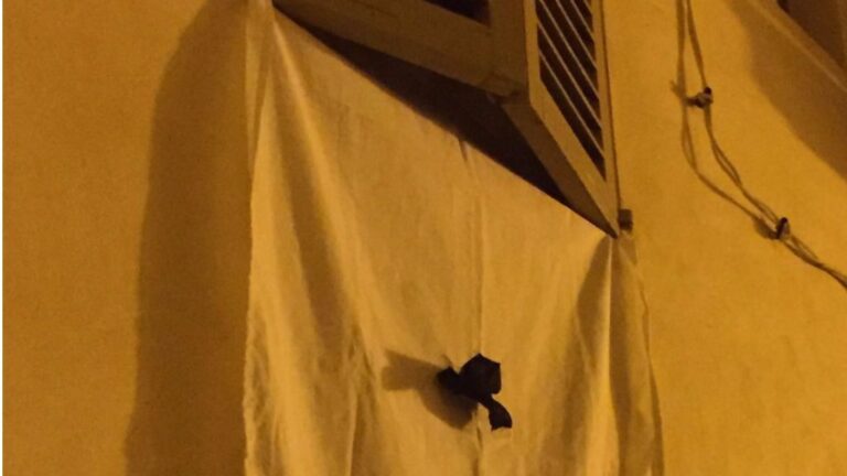 Uno de los balcones, luciendo un crespón negro