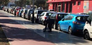 Un vecino recoge la caca de su perro en Vila.