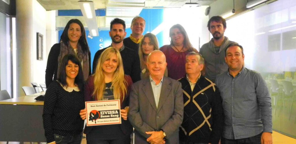 La corporación de Sant Antoni posa con miembros de la Associació Animalista de les Illes Balears (ASSAIB)
