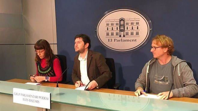 Alberto Jarabo, secretario general de Podem (centro)