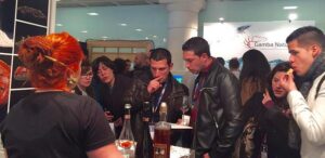 Visitantes degustando los productos t&iacute;picos en el estand de Eivissa.