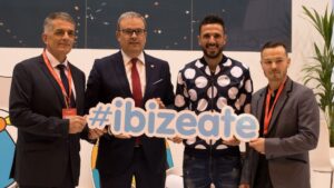 Autoridades del Consell de Eivissa en Fitur con el hastag #ibizeate.