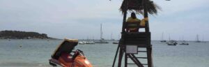 Un socorrista vigila la playa de Talamanca.