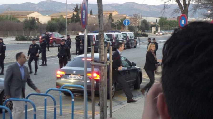 La infanta e Iñaki Urdangarin antes de empezar el juicio que se retomará el martes