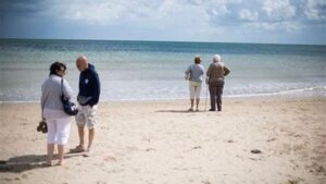 Turistas del Imserso en la playa