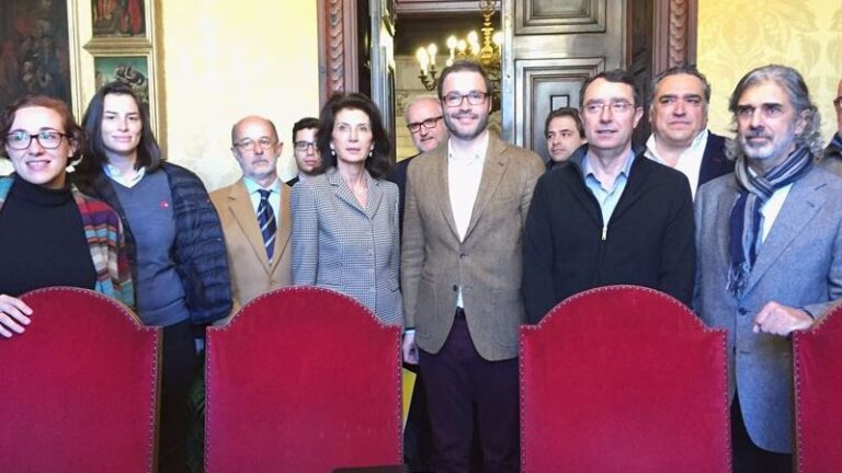 Imagen de las dos delegaciones reunidas en Cort