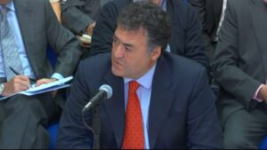 El exmedallista ol&iacute;mpico, sentado en el banquillo