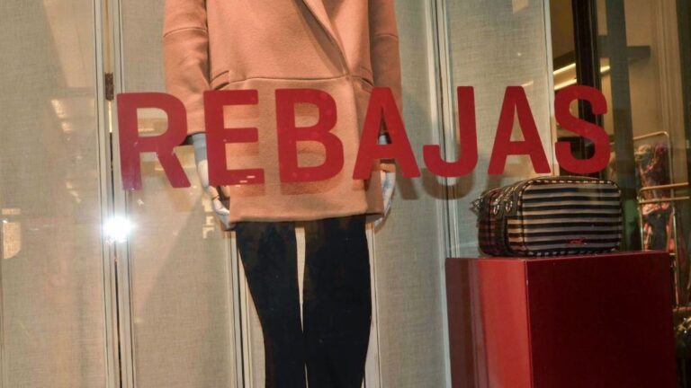 El abaratamiento de vestido y calzado marca el dato