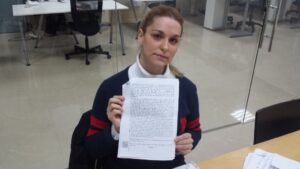 Esther muestra el auto del nuevo r&eacute;gimen de visitas