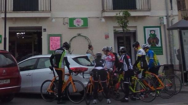 ciclistas muro