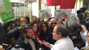 El diputado Aitor Morr&aacute;s apacigua a los manifestantes