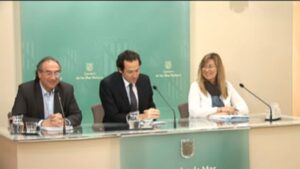 Los consellers de Educaci&oacute; y Salut flanquean a Marc Pons